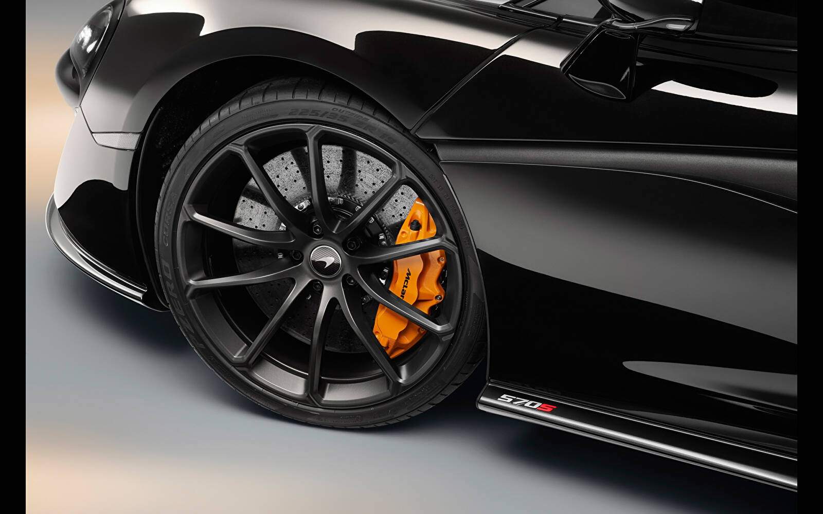 McLaren 570S Spider (2017),  ajouté par fox58