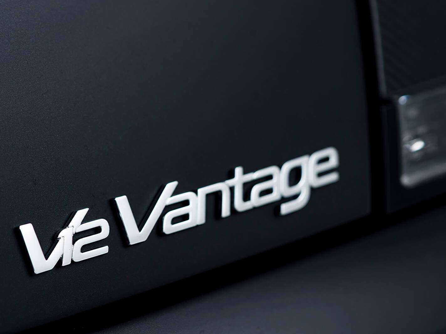 Aston Martin V12 Vantage « Carbon Black II » (2013),  ajouté par fox58