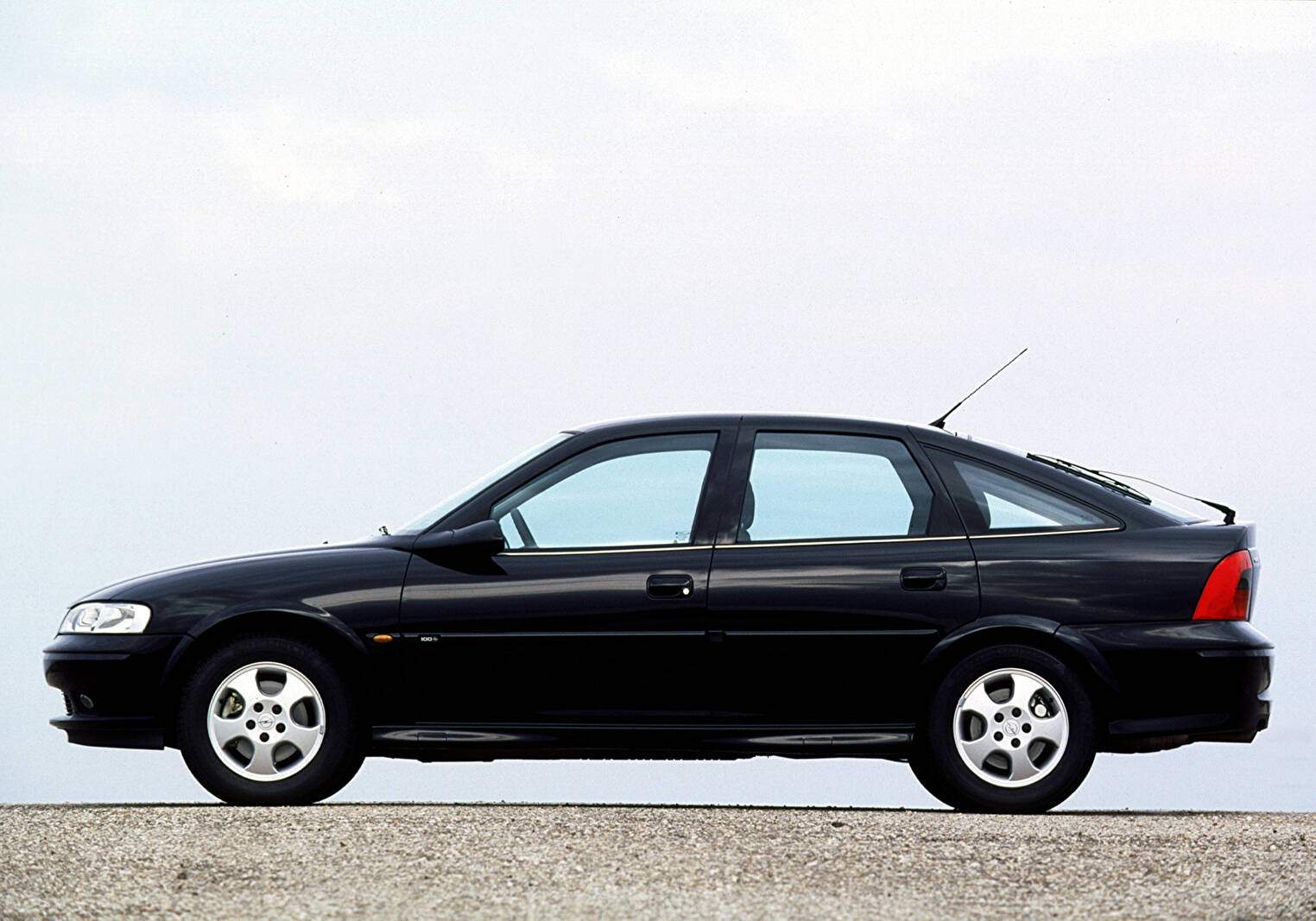 Opel Vectra II 2.5 V6 (B) « Edition 100 » (1999),  ajouté par fox58