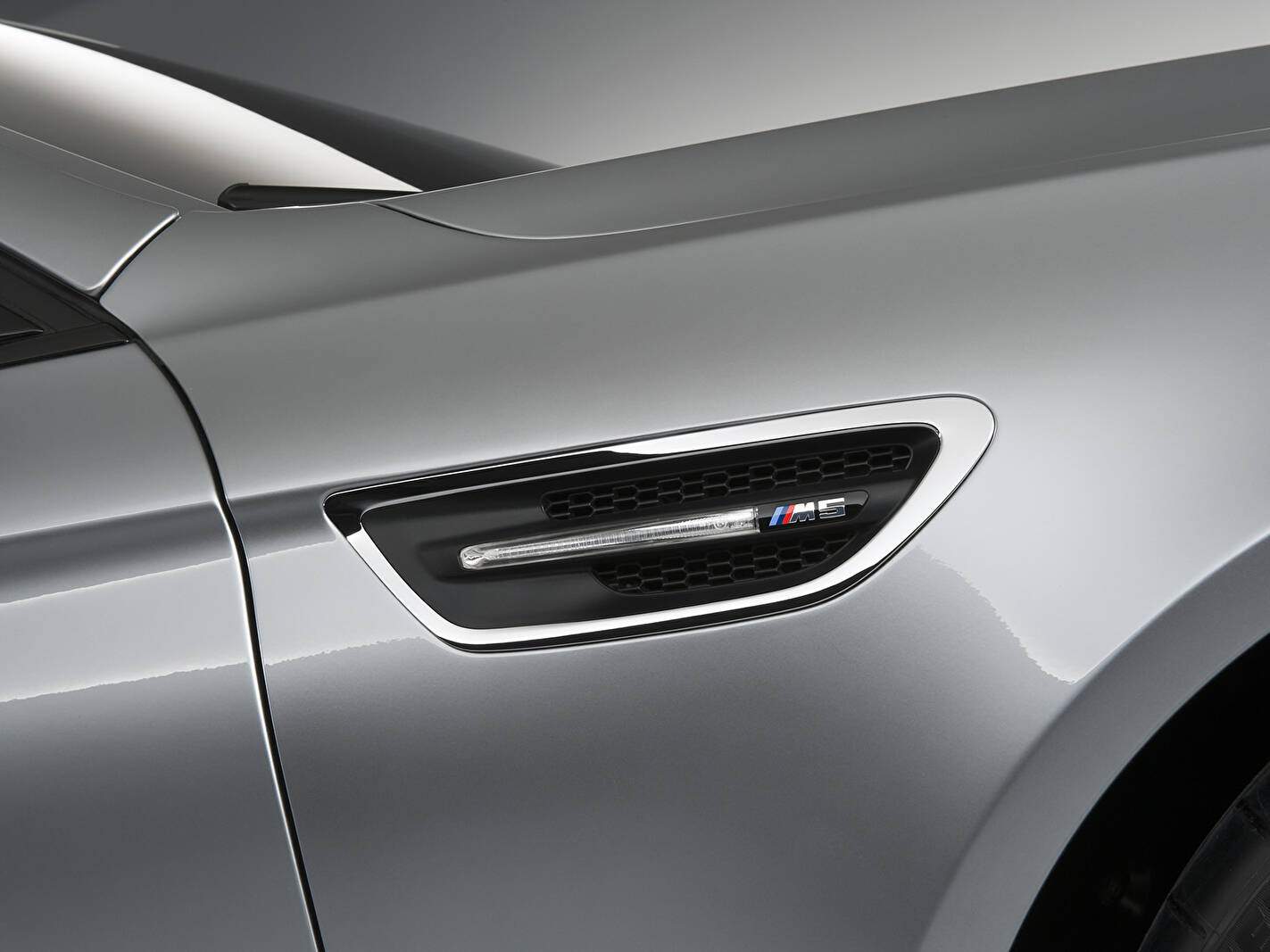 BMW Concept M5 (2011),  ajouté par fox58