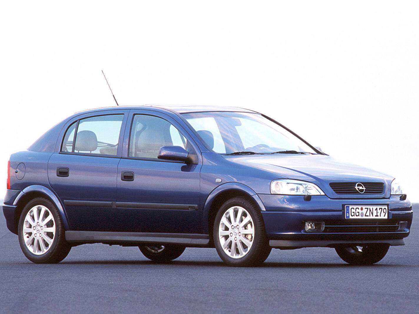 Opel Astra II 2.2 16v (2000-2005),  ajouté par fox58