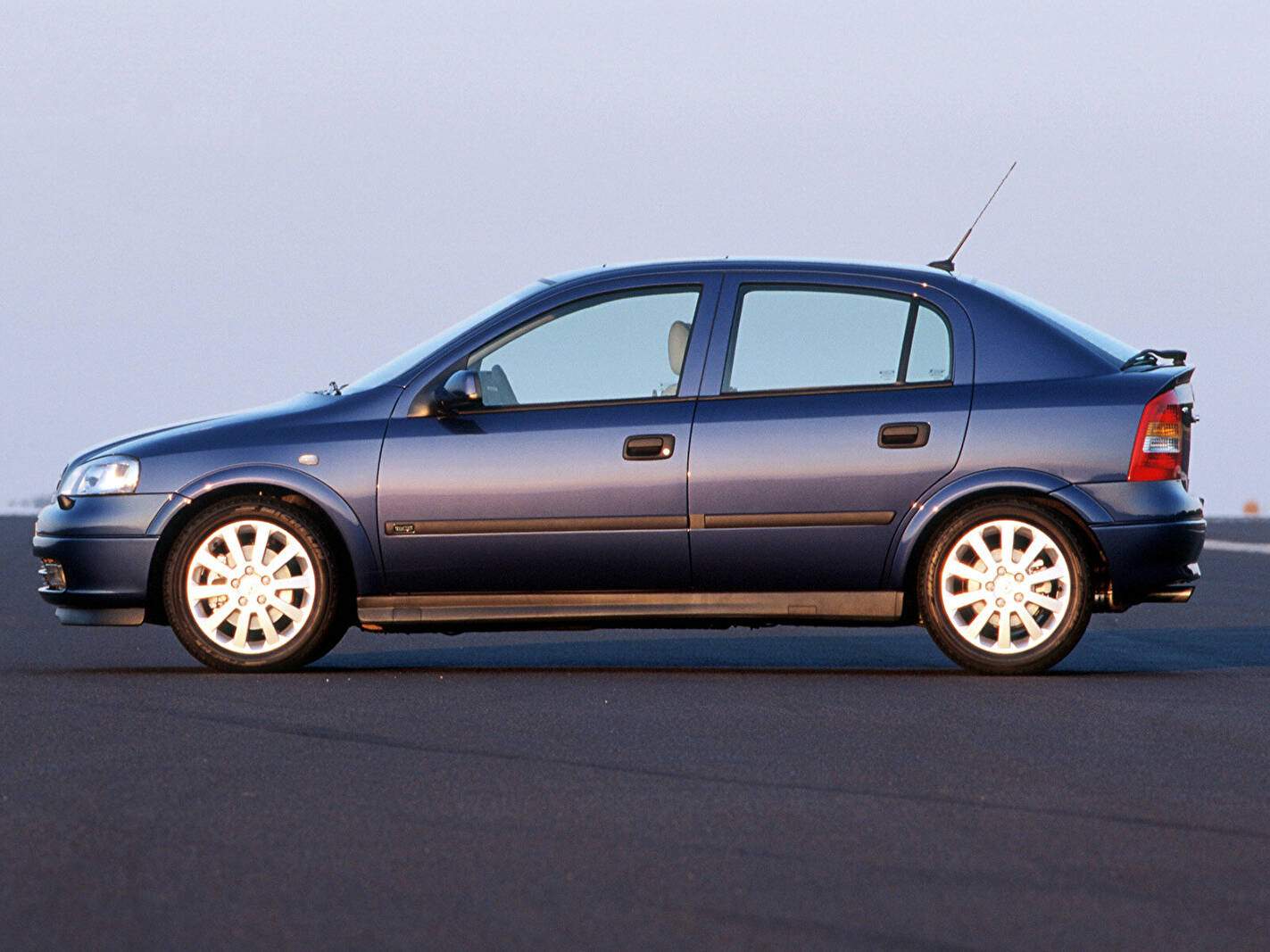 Opel Astra II 2.2 16v (2000-2005),  ajouté par fox58