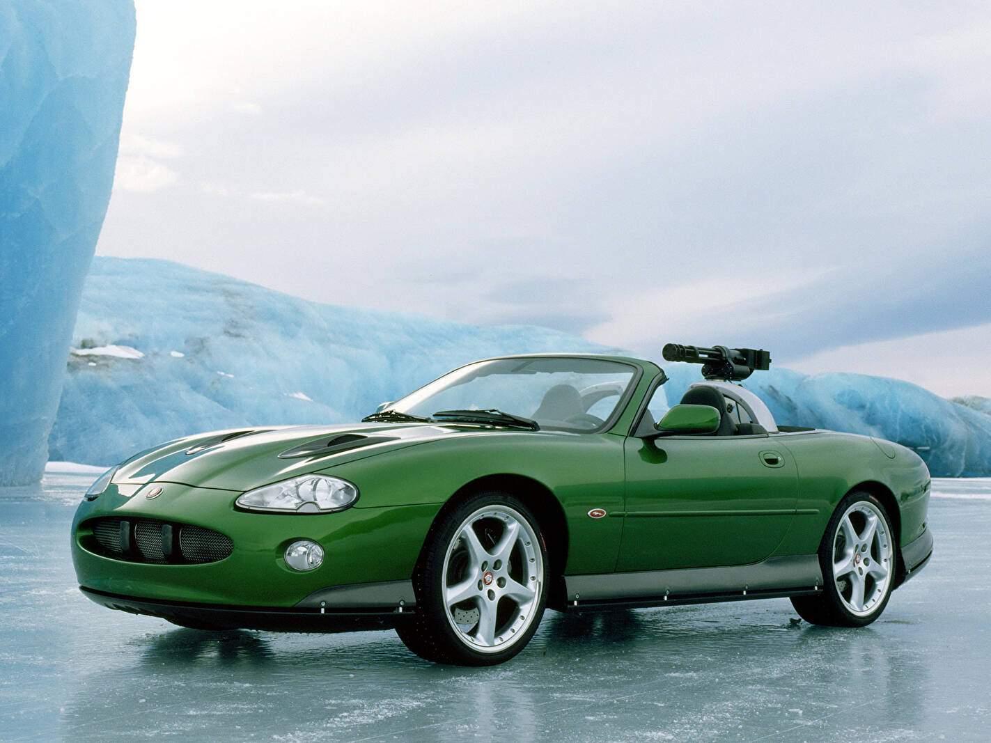 Voitures de films : Jaguar XKR Roadster (2002),  ajouté par fox58