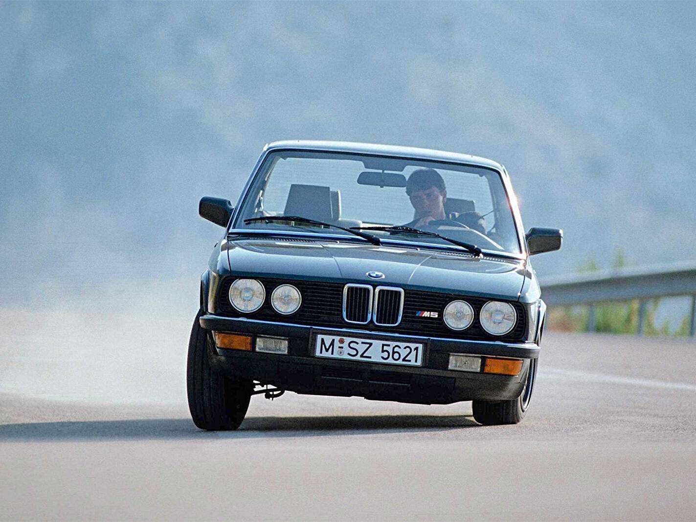 BMW M5 (E28) (1985-1987),  ajouté par fox58
