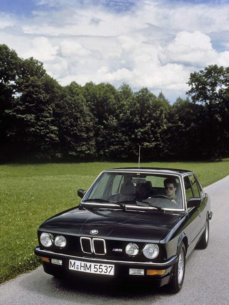 BMW M5 (E28) (1985-1987),  ajouté par fox58