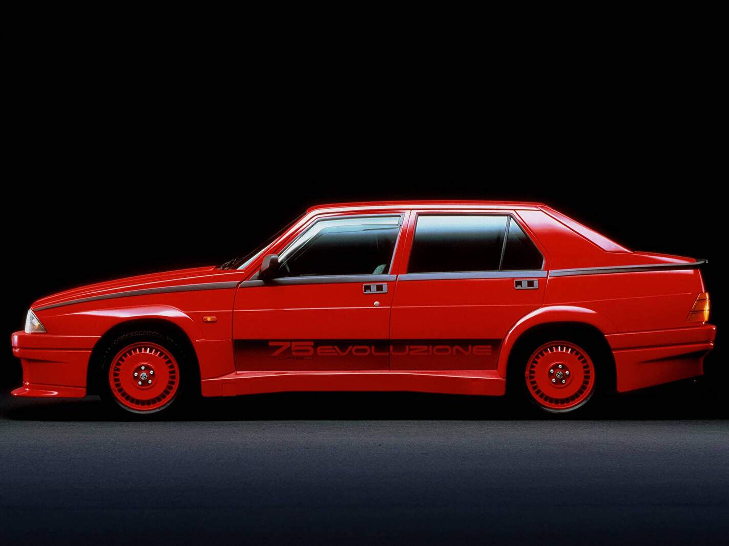 Alfa Romeo 75 1.8 Turbo Evoluzione (1987),  ajouté par fox58