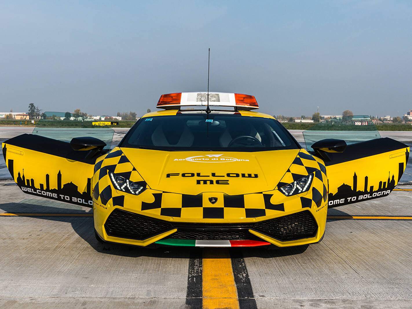 Lamborghini Huracán LP610-4 « Follow Me Car » (2016),  ajouté par fox58