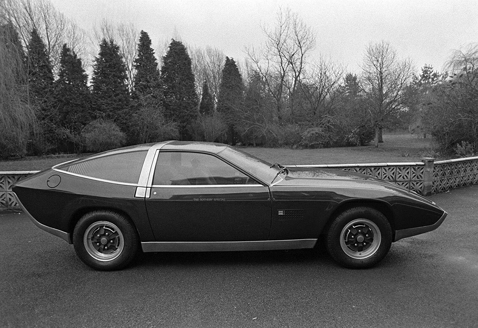 Aston Martin DBS V8 Ogle Sotheby Special (1972),  ajouté par fox58