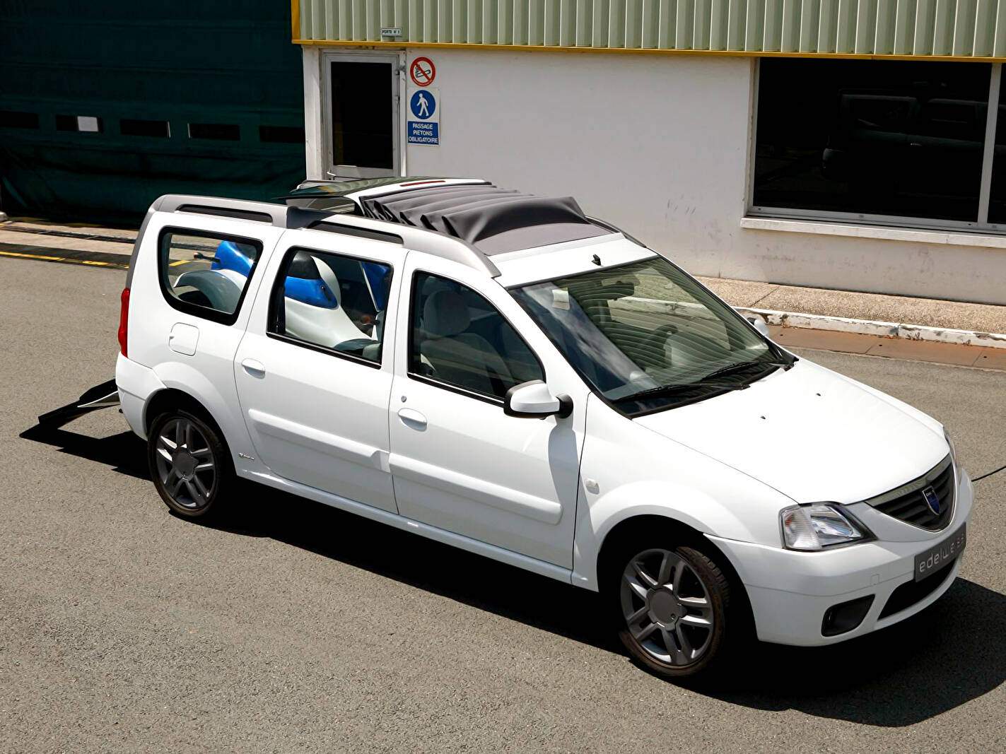Dacia Logan MCV Edelweiss Prototype by Heuliez (2007),  ajouté par fox58