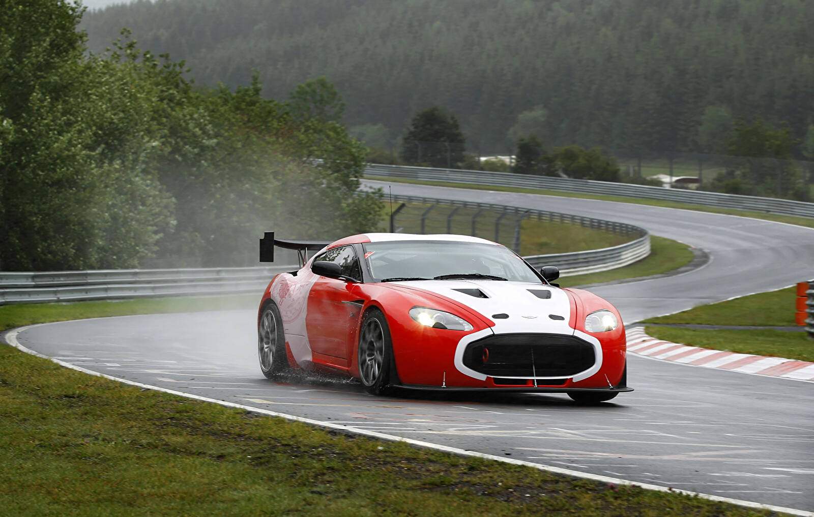Aston Martin V12 Zagato Race Car (2011),  ajouté par fox58