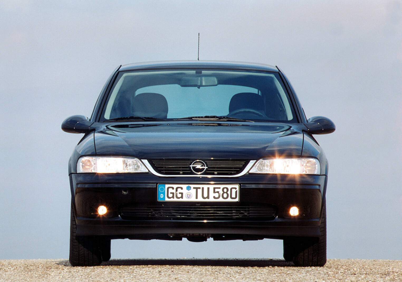 Opel Vectra II 1.6 16v (B) « Edition 100 » (1999),  ajouté par fox58