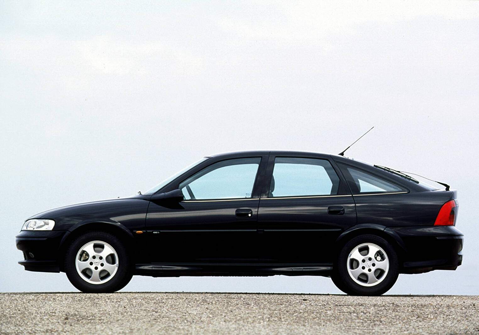 Opel Vectra II 1.8 16v (B) « Edition 100 » (1999),  ajouté par fox58