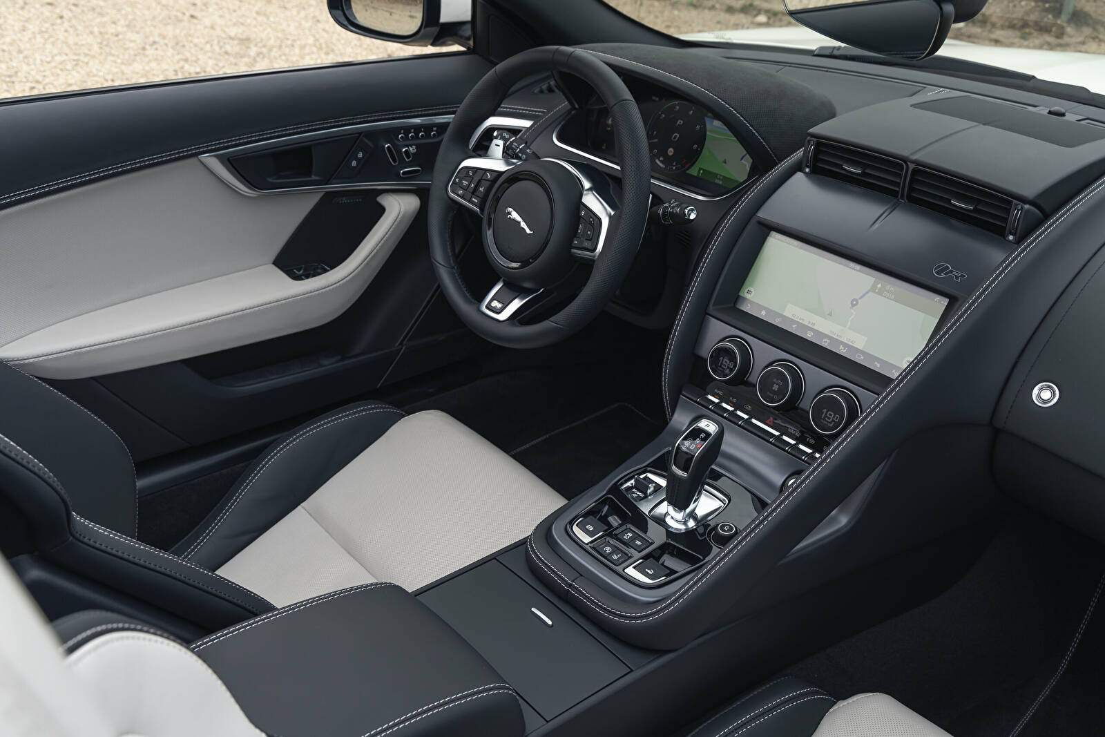 Jaguar F-Type Roadster R « Alpine Rally Edition » (2022),  ajouté par fox58