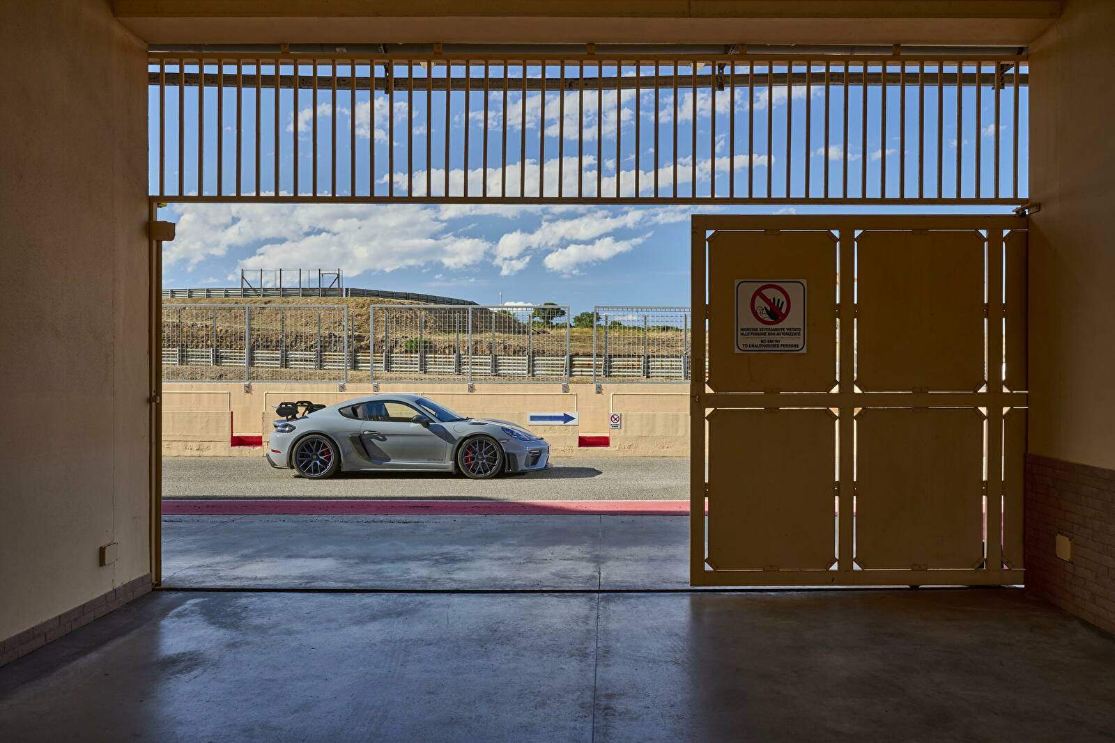 Porsche 718 Cayman GT4 RS (982C) « Weissach Package » (2022),  ajouté par fox58