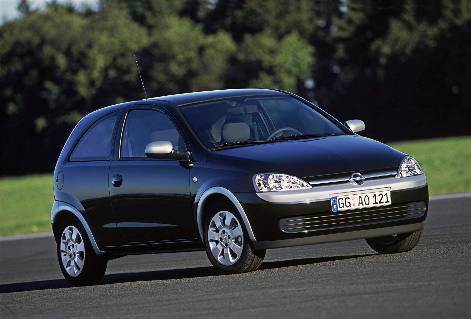 Opel Corsa III 1.2 16v (C) « Black & Silver » (2002),  ajouté par fox58