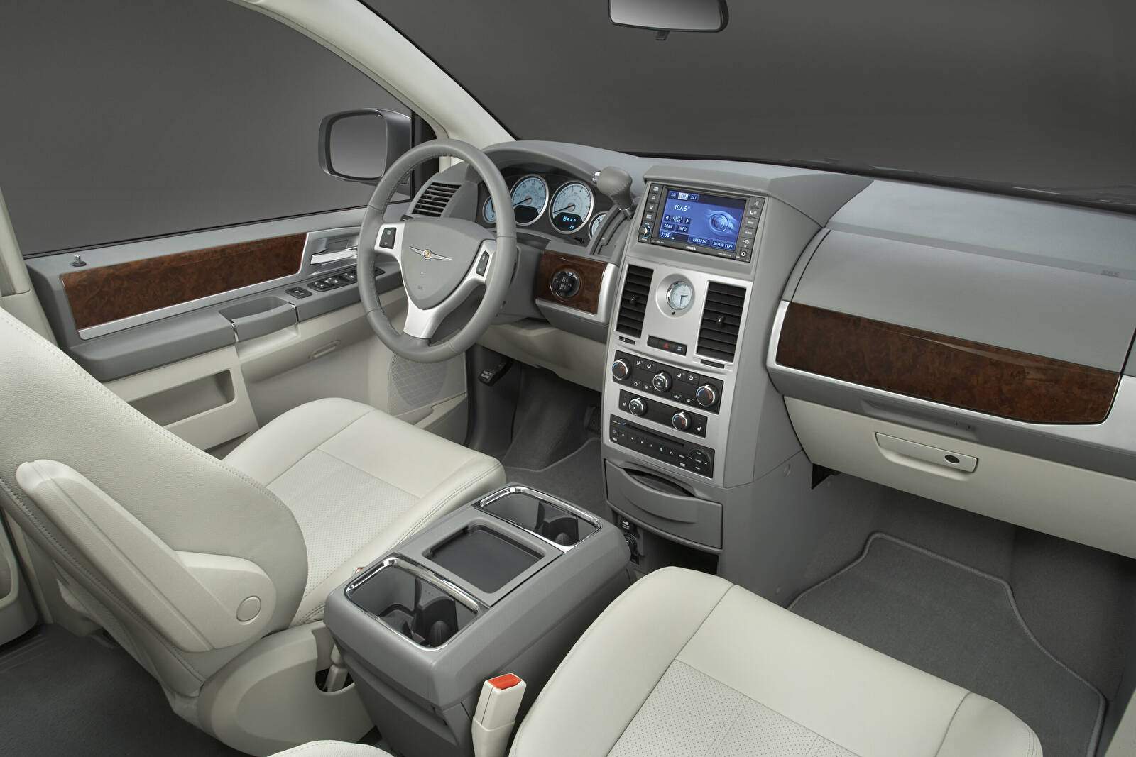 Chrysler Town & Country V 3.8 V6 (MPV) « 25th Anniversary » (2009),  ajouté par fox58
