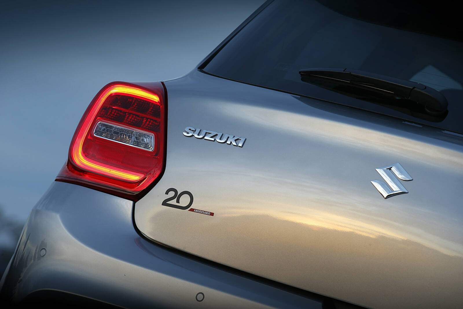Suzuki Swift V Sport Hybrid « 20 Aniversario » (2023),  ajouté par fox58