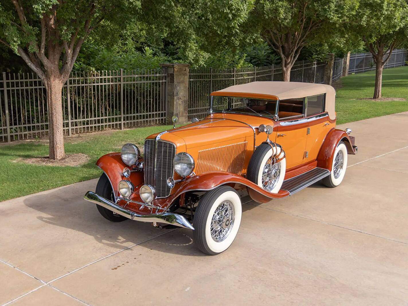 Auburn 12-165 Salon Phaeton Sedan (1933),  ajouté par fox58