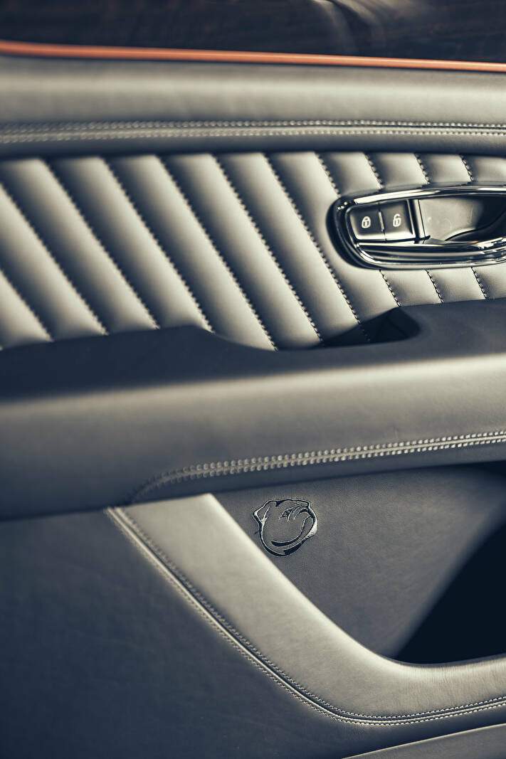 Bentley Bentayga « Private White V.C » (2024),  ajouté par fox58